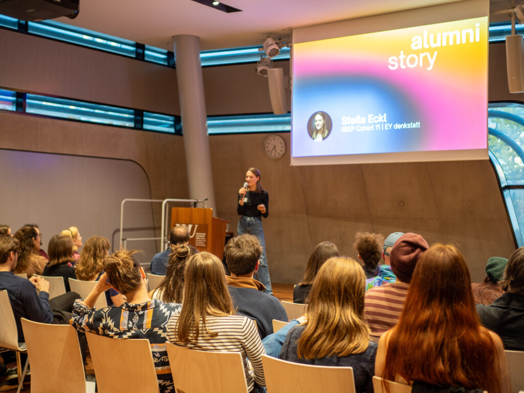 Sebastian Linder on stage presenting his alumni story